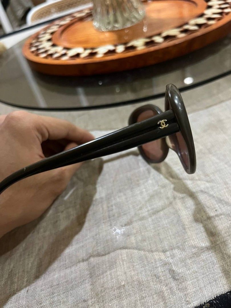 Chanel sunglasses feature glossy oval (Category: Luxury Accessories) located in Quezon City. Submitted by michypeachyy1 (Listing ID 1456022283, Image 3). Description: 850 plus shipment mah grado lang lense i believe nasa 100 up po ito.