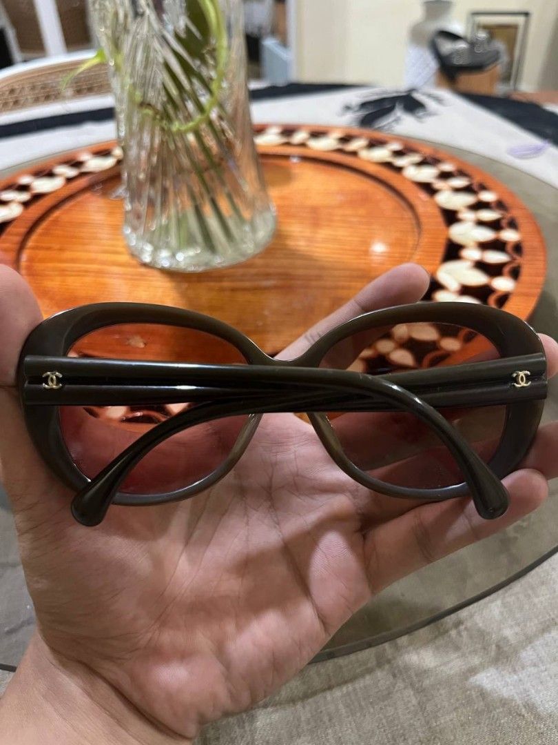 Chanel sunglasses feature glossy oval (Category: Luxury Accessories) located in Quezon City. Submitted by michypeachyy1 (Listing ID 1456022283, Image 2). Description: 850 plus shipment mah grado lang lense i believe nasa 100 up po ito.