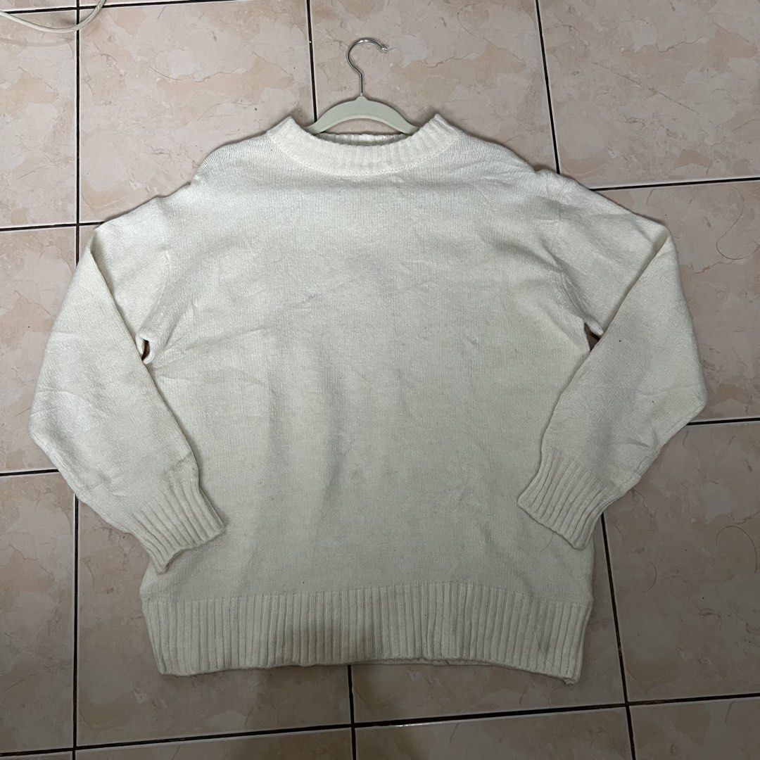 Cinema Club Sweater (Category: Coats, Jackets and Outerwear) located in Angeles City. Submitted by d_jade (Listing ID 1455907948, Image 2). Description: Size: M-L.