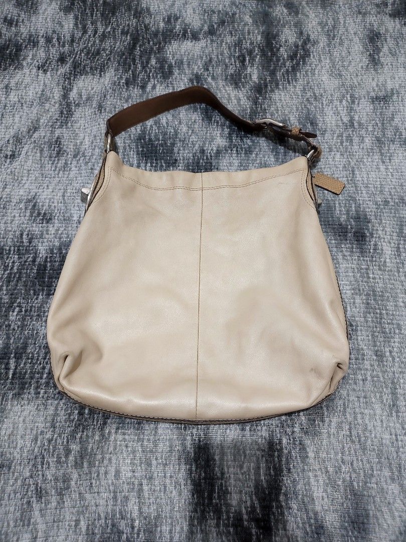 Coach Penelope Hobo (Category: Luxury Bags & Wallets) located in Cebu City. Submitted by haryvyylyynn (Listing ID 1455923376, Image 1). Description: Coach Penelope hobo 1350.