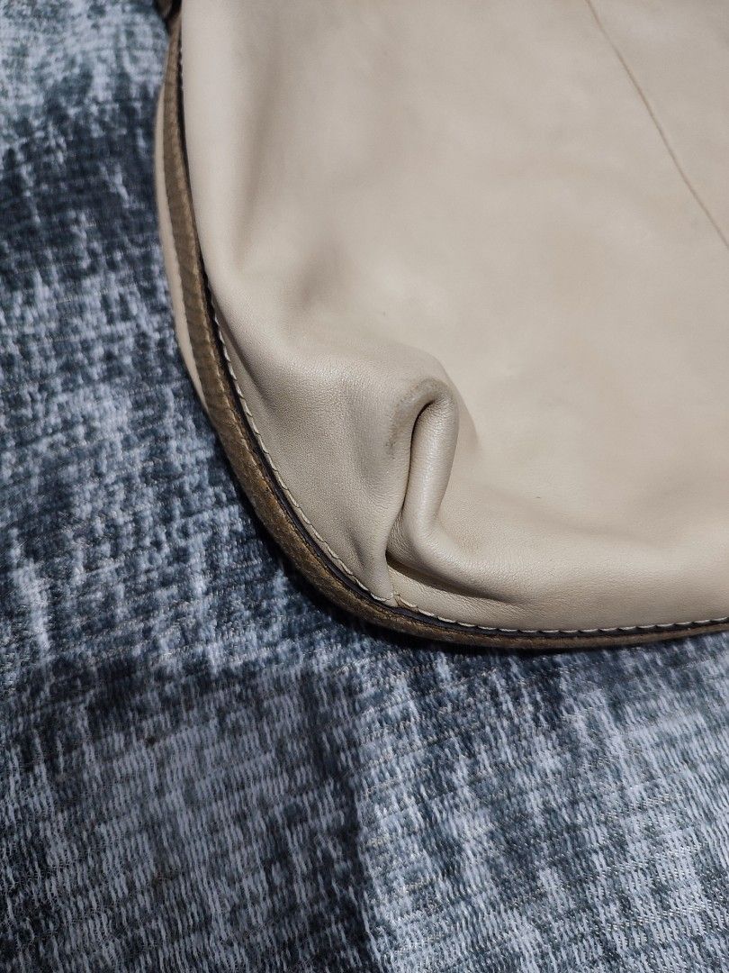 Coach Penelope Hobo (Category: Luxury Bags & Wallets) located in Cebu City. Submitted by haryvyylyynn (Listing ID 1455923376, Image 3). Description: Coach Penelope hobo 1350.