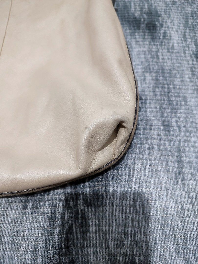 Coach Penelope Hobo (Category: Luxury Bags & Wallets) located in Cebu City. Submitted by haryvyylyynn (Listing ID 1455923376, Image 2). Description: Coach Penelope hobo 1350.