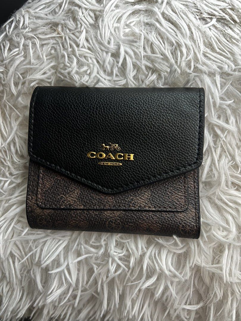 Coach Wyn Small Wallet (Category: Luxury Bags & Wallets) located in Manila. Submitted by moon_2026 (Listing ID 1456017660, Image 1). Description: - Brand: Coach (like new parang brand new talaga sya and no flaws) - Model: Wyn Small Wallet -Ykk zip -Coded -Made in Cambodia - Design: Classic monogram print with black pebbled leather flap - Hardware: Gold-tone - Interior: Features card slots and Coach New York branding - Condition: Excellent, pre-lo