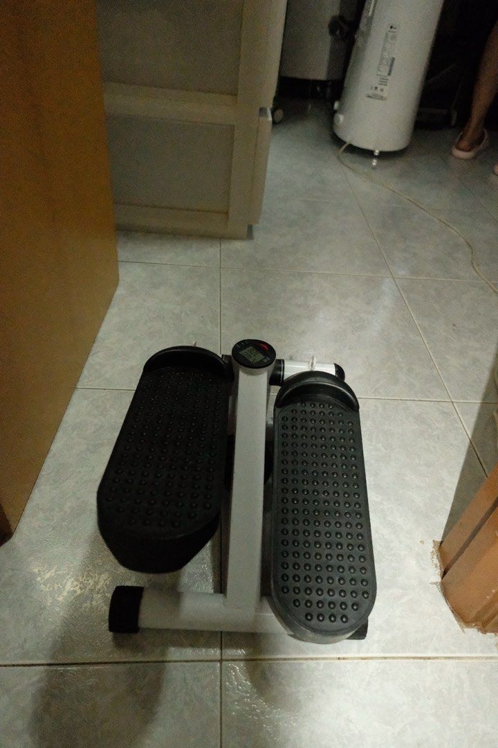 Compact Stepper Machine with Digital Display （分類：運動與健身 - 有氧健身器材）位於 Hong Kong。 由 gentleturtle.6b277d 提交（商品編號 1455967749，圖片 1）。簡介： Compact mini stepper for home workouts. Tracks steps, time, calories. Perfect for small spaces and quick cardio.。