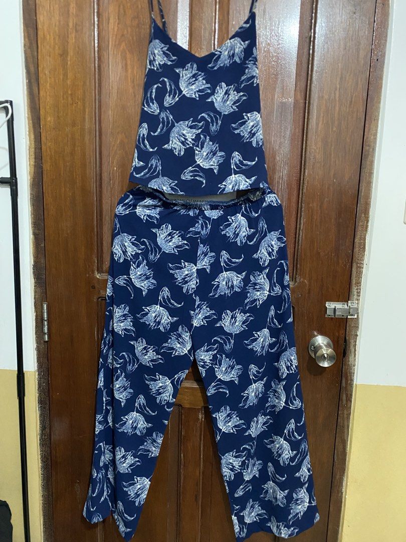 Coords (Category: Sets or Coordinates) located in Manila. Submitted by mxnkye (Listing ID 1455962860, Image 1). Description: Still New! Not used, and not abused too. Fits to Med - Large frames Malamig po sa katawan ang tela niya. .