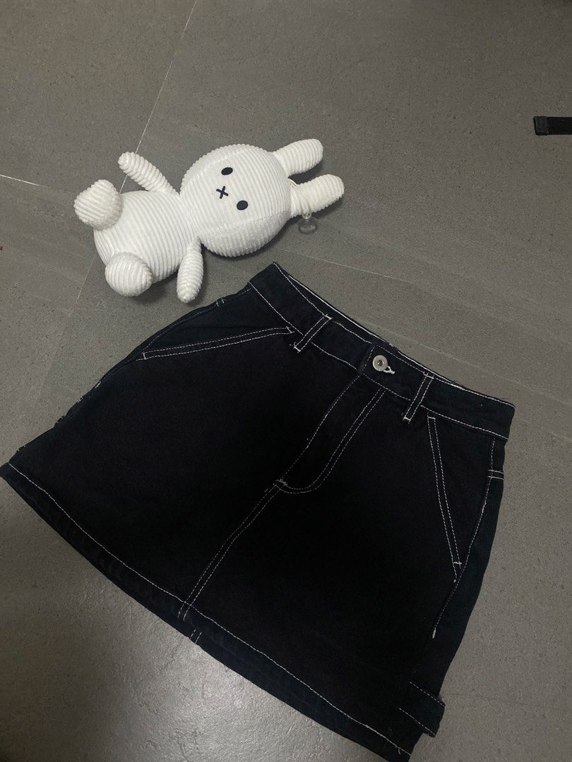 Cotton On Black Cargo Denim Mini Skirt (Category: Skirts) located in Caloocan City. Submitted by ellianaaaa (Listing ID 1455923399, Image 1). Description: - Black denim mini skirt from Cotton On - Cargo style with white contrast stitching - Features pockets on the front and back - Secure button and zip closure - Ideal for casual wear and easy to style.