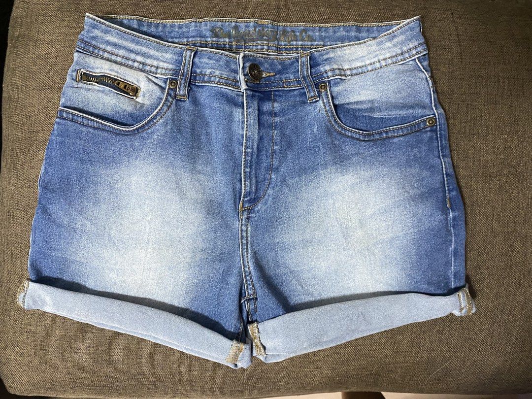 Cleancut Denim Short Size 28 Light wash (Category: Shorts) located in Cavite. Submitted by jaydaascollection (Listing ID 1455945619, Image 1). Description: ✨ ROADSTER DENIM SHORTS ✨ Cute & stylish light-wash denim shorts perfect for your everyday OOTD! 💙 👖 Brand: The Roadster Custom Brand Life Co. 📏 Waist: 28” ✨ Fit: Stretchy / comfortable 🎨 Color: Light Wash Denim 🩳 Style: Cuffed Hem / Casual Denim Shorts ⭐ Features branded button, zipper &
