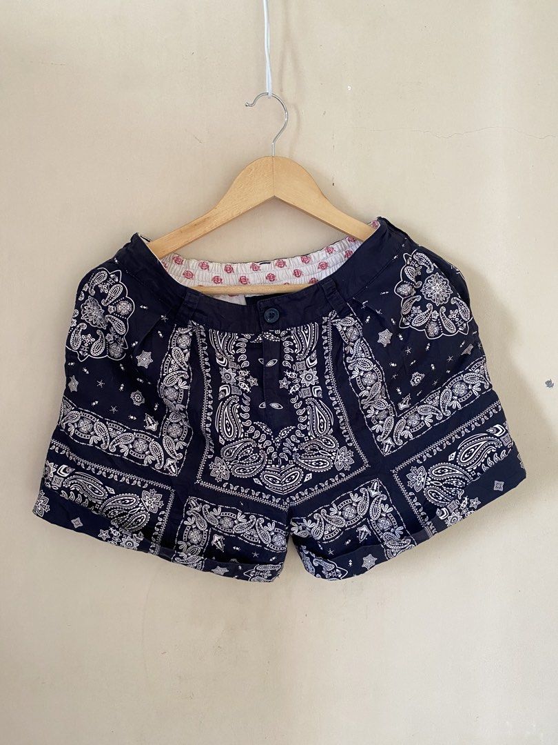 Dickies womens short bandana (Category: Shorts) located in Bocaue. Submitted by pards23 (Listing ID 1455935138, Image 1). Description: Size medium Dimes W28-35 L 14 Like new Needwash .