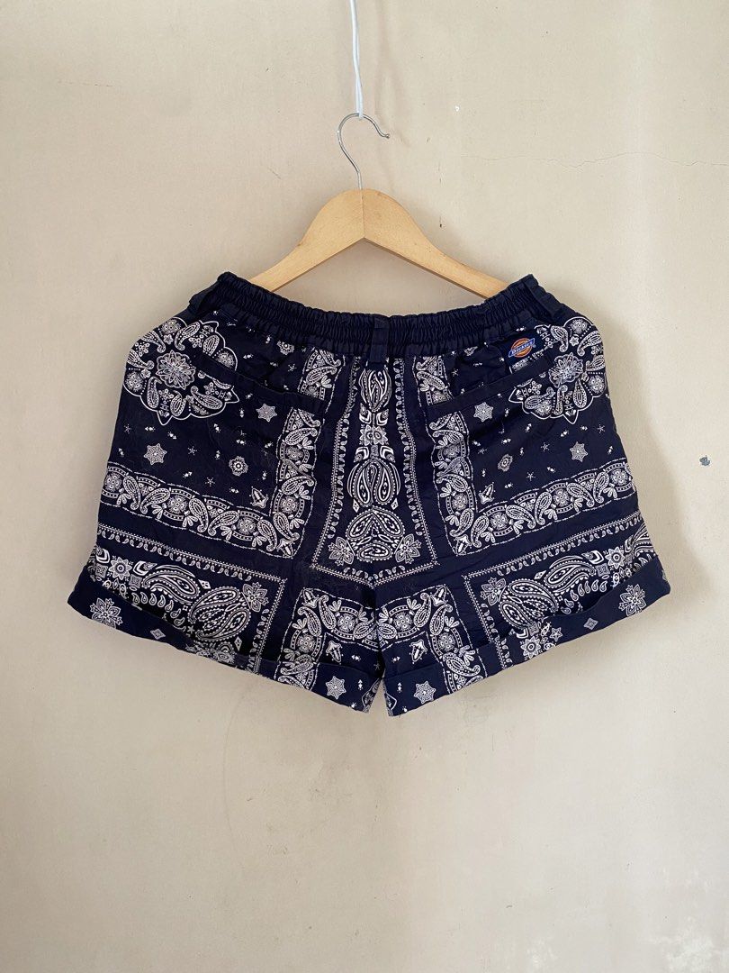 Dickies womens short bandana (Category: Shorts) located in Bocaue. Submitted by pards23 (Listing ID 1455935138, Image 2). Description: Size medium Dimes W28-35 L 14 Like new Needwash .