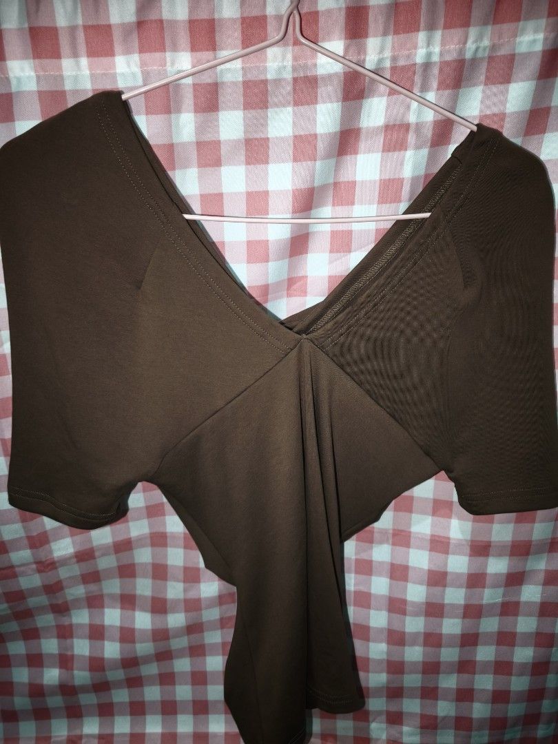 Drak Brown Ruched top Office Siren/ Basic Top/ Body Fitting (Category: Blouses) located in Manila. Submitted by letthingsgo_ (Listing ID 1456053855, Image 3). Description: Never used since di bagay sakin color Super kapal ng Tela and double lining sa chest part xs-s.