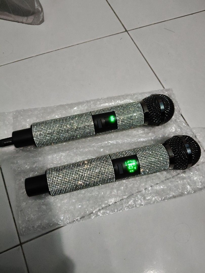Dynamic wireless microphone (Category: Headphones & Headsets) located in Nilai. Submitted by yanamayy (Listing ID 1455998739, Image 1). Description: - Excellent working condition - Perfect for karaoke and performances.