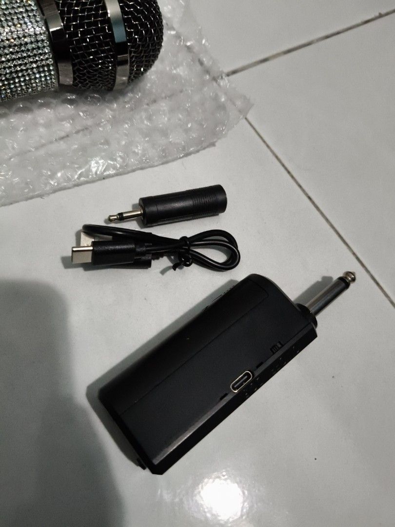 Dynamic wireless microphone (Category: Headphones & Headsets) located in Nilai. Submitted by yanamayy (Listing ID 1455998739, Image 2). Description: - Excellent working condition - Perfect for karaoke and performances.