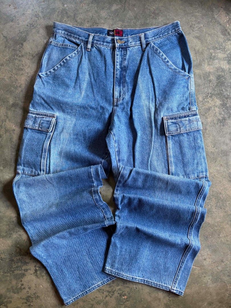 Ecko Unltd. Baggy Denim Cargo Jeans (Category: Jeans) located in Pinamungahan. Submitted by _kimmmvtg (Listing ID 1455889081, Image 1). Description: Ecko Unltd. denim cargo pants 34 Waist 42 Length 10.2 Leg Opening Issue/s: Line Stains 📌Some issues may not be seen or indicated.