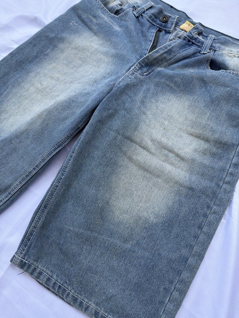 Ecko Unltd Oversized Jorts (Category: Shorts) located in Passi. Submitted by Trifft21 (Listing ID 1455883747, Image 3). Description: Ecko Unltd Oversized Shorts • Good Condition • Good Prints Price: Php 800 + sf Price is negotiable Dm for more details.
