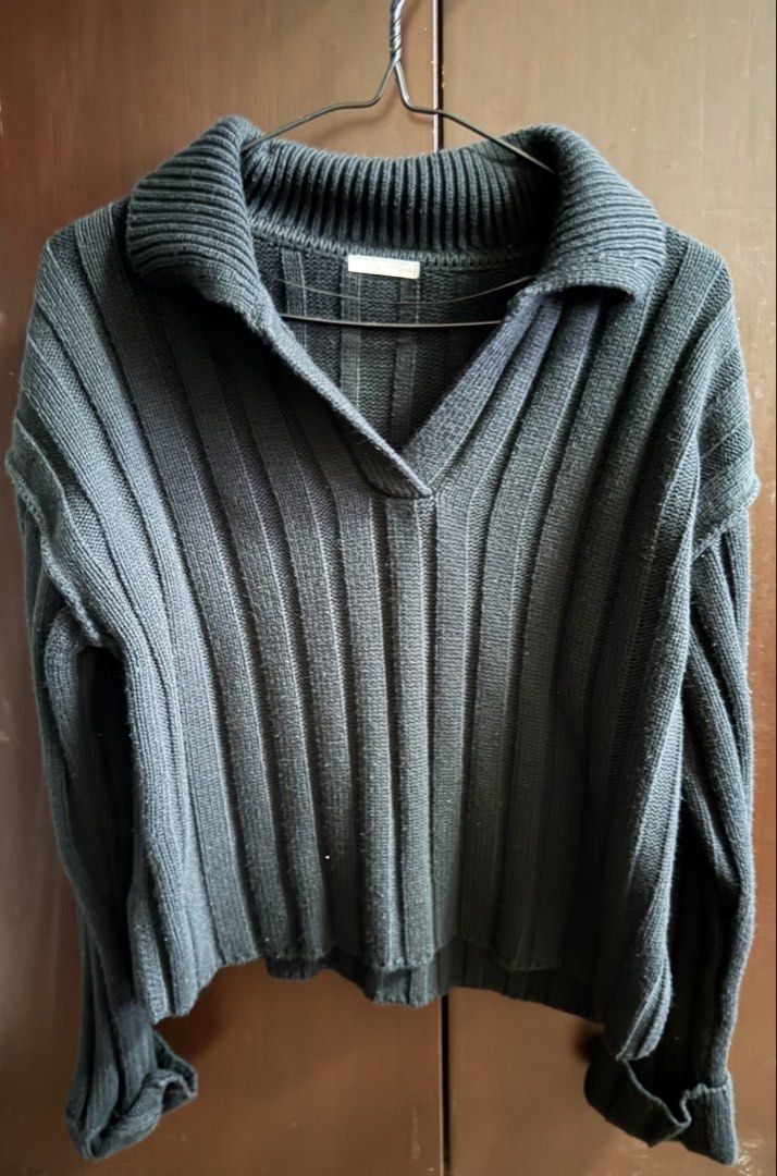 GU black sweatshirt (Category: Coats, Jackets and Outerwear) located in Quezon City. Submitted by skoom (Listing ID 1455965208, Image 1). Description: No flaws. Black. Different color in the picture due to lighting. .