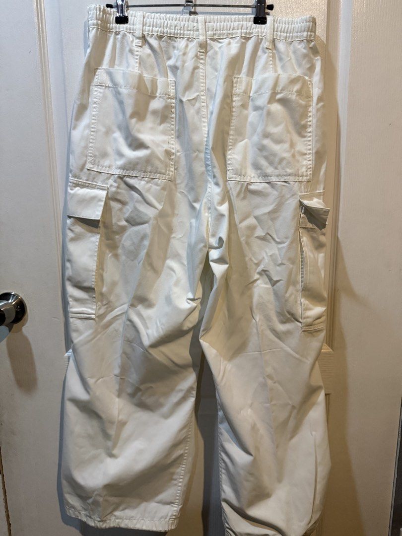 GU Parachute Pants White Polyester Cotton Blend (Category: Jeans) located in Makati City. Submitted by johnf02 (Listing ID 1455981319, Image 2). Description: • Size: Large • Price: Php 1,090 • Buy 2 items from my listings, get a discount • Sold on an as is, where is basis • Payment via GCash/Maya/BPI/BDO/Unionbank/GoTyme • Shipping to be shouldered by the buyer Comfy white parachute pants from GU, perfect for casual wear. Features an elastic wais