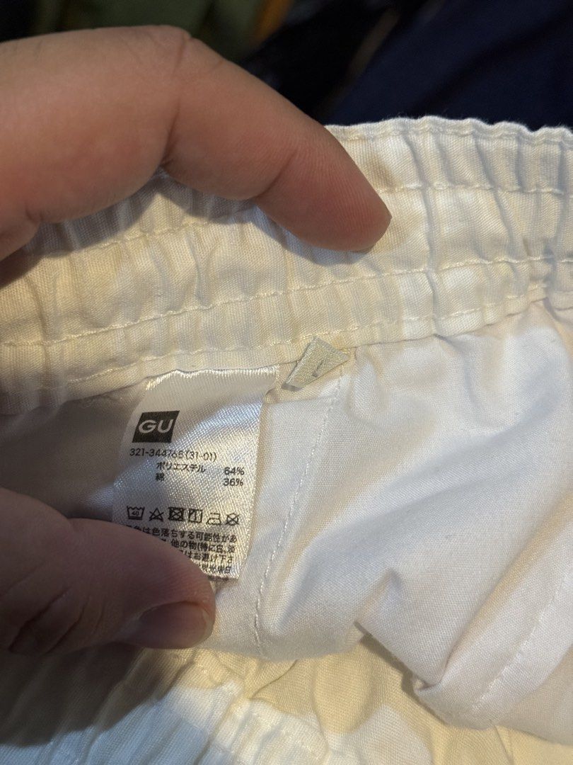 GU Parachute Pants White Polyester Cotton Blend (Category: Jeans) located in Makati City. Submitted by johnf02 (Listing ID 1455981319, Image 3). Description: • Size: Large • Price: Php 1,090 • Buy 2 items from my listings, get a discount • Sold on an as is, where is basis • Payment via GCash/Maya/BPI/BDO/Unionbank/GoTyme • Shipping to be shouldered by the buyer Comfy white parachute pants from GU, perfect for casual wear. Features an elastic wais