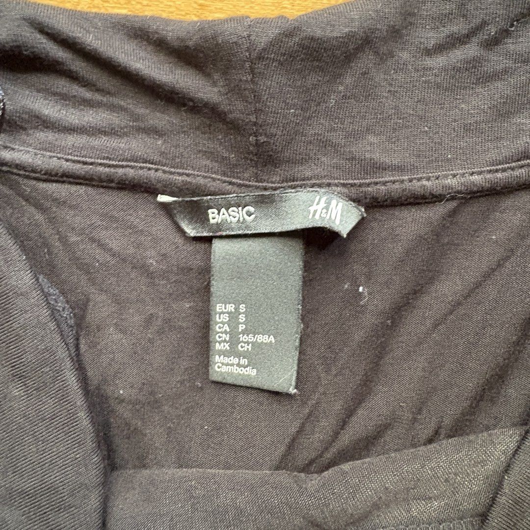 H&M Black Off-shoulder Y2K Longsleeve (Category: Blouses) located in Muntinlupa City. Submitted by stuki14 (Listing ID 1455916368, Image 2). Description: Sample image is similar to how the product looks like when worn.