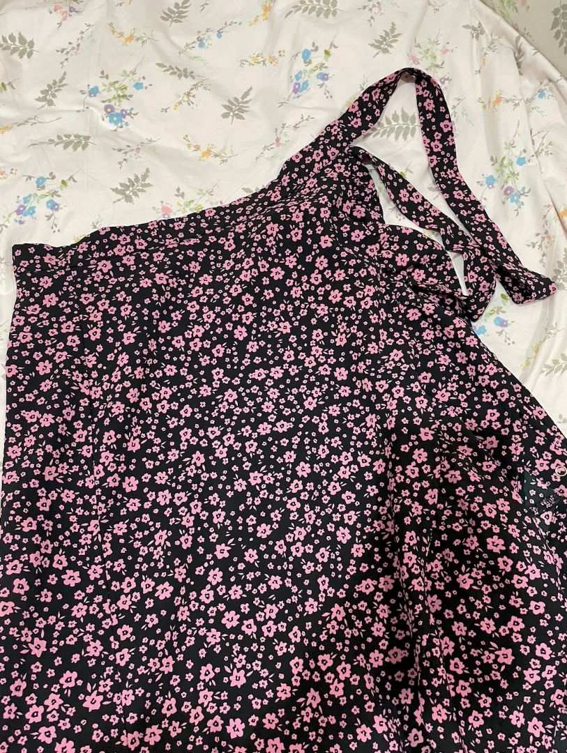 H&M Floral Wrap Around Skirt (Category: Skirts) located in Caloocan City. Submitted by kstnlee (Listing ID 1456015203, Image 1). Description: - maxi skirt - rfs decluttering - wrap around skirt .