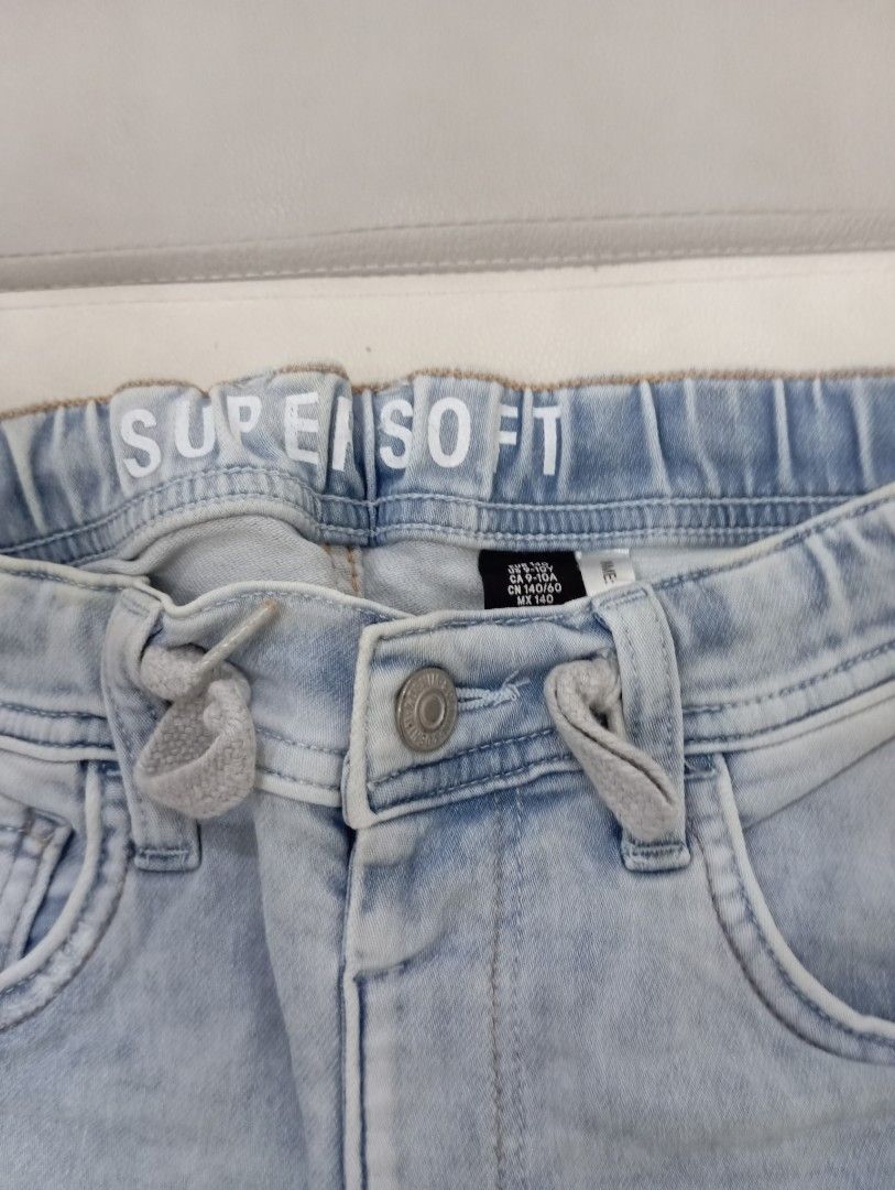 H&M Jogger Jeans Light Wash Denim (Category: Babies & Kids Fashion) located in Quezon City. Submitted by babybubots (Listing ID 1456007702, Image 2). Description: - Light wash denim joggers for kids - Size: 140cm / 9-10 - Elastic waistband with drawstring - Super soft and comfy material MOP: Maya, Gcash or RCBC MOD: Lalamove, Grab or Gogo Express Shipping from: Batasan Hills, QC.