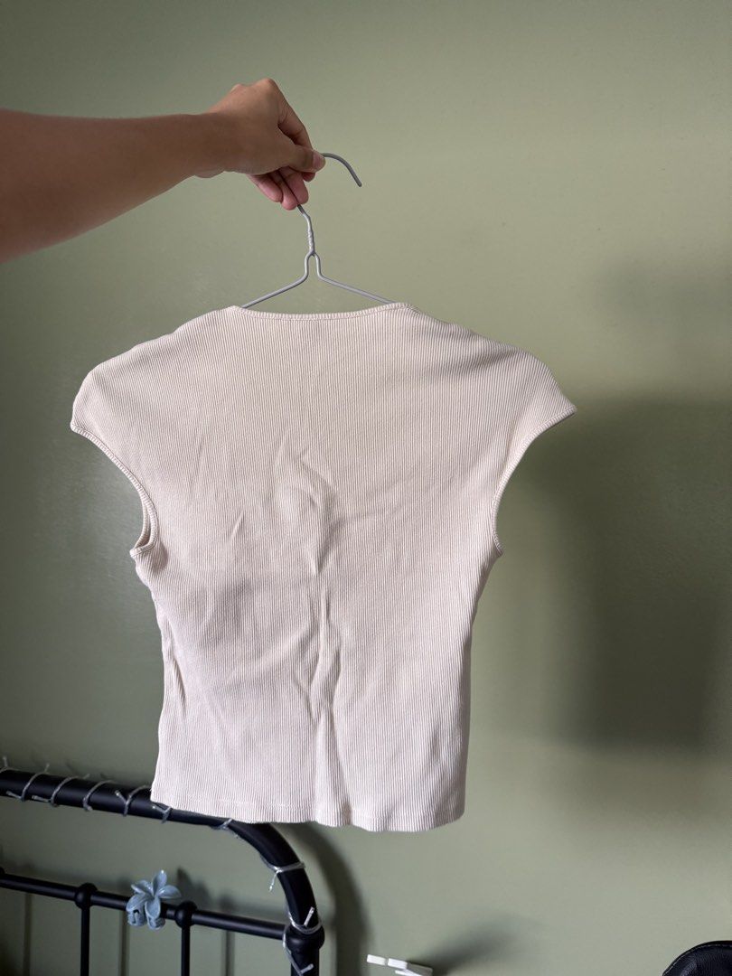 H&M Ribbed Square Neck Cap Sleeve Top Cream (Category: Blouses) located in Manila. Submitted by yonderingheights (Listing ID 1455927723, Image 3). Description: - Cream ribbed top from H&M - Features a flattering square neckline - Comfortable cap sleeves - Made with stretchy material for a great fit - Perfect basic piece to pair with jeans or skirts - Easily dressed up or down for any occasion.