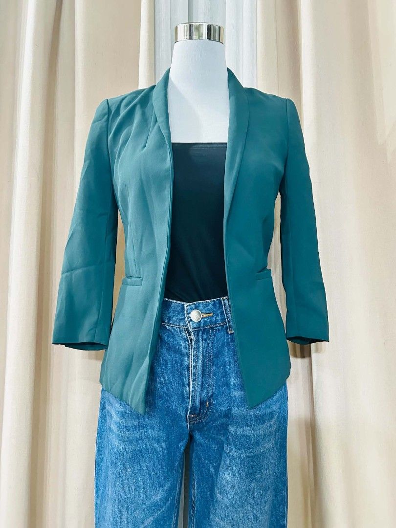 H&M Teal Open Front Blazer with 3/4 Sleeves (Category: Coats, Jackets and Outerwear) located in Bulacan. Submitted by declutterwithme4 (Listing ID 1455934739, Image 1). Description: - Teal blazer - Open front design - 3/4 length sleeves - Tailored fit - Fabric with a slight sheen - Front pockets - Versatile for smart casual, work, or night out looks - Can fit to small-medium.