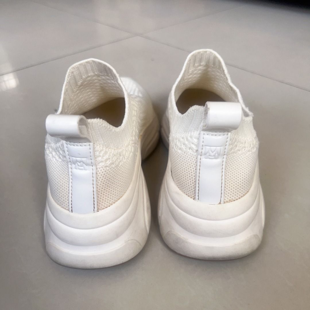 H&M White Knit Slip-On Sneakers (Category: Sneakers) located in Pasig City. Submitted by jay151515 (Listing ID 1455903482, Image 2). Description: - White knit slip-on sneakers from H&M - Easy pull-on style - Breathable knit material - Ideal for casual wear - Selling as no longer needed.