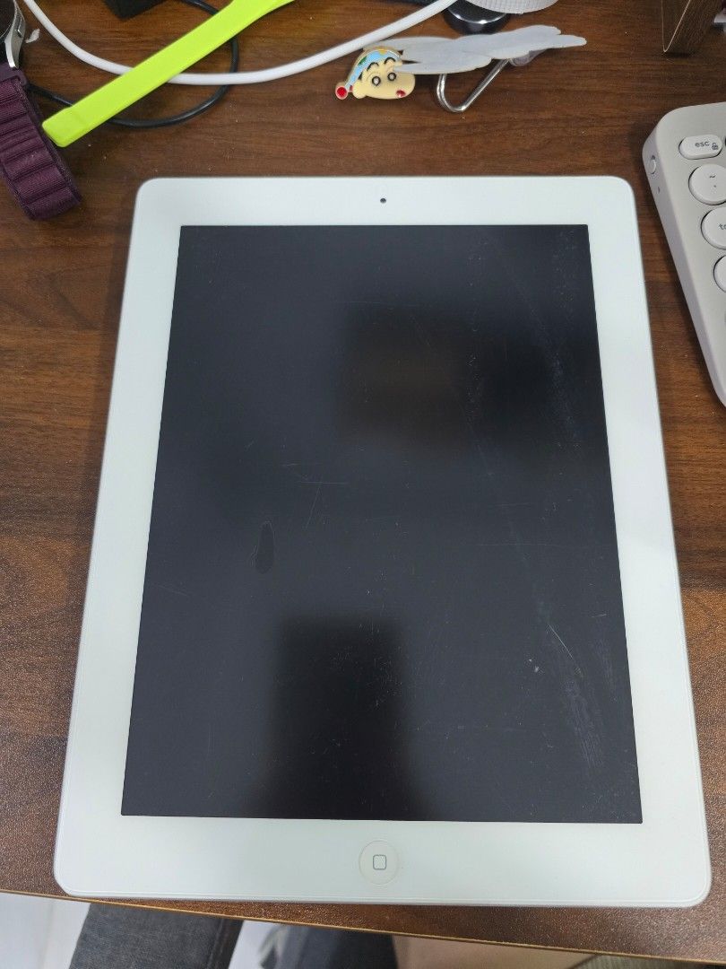 Ipad (Category: iPad) located in Kuala Lumpur. Submitted by connielee618 (Listing ID 1455956105, Image 3). Description: - Silver iPad - 32GB storage - Durable aluminum build - Reliable Apple performance - Suitable for browsing, media, and light tasks - Good overall condition.