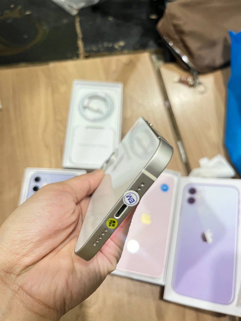 iPhone 13 128 GB Preloved but good as new (Category: iPhone 13 Series) located in Pasig City. Submitted by dons23 (Listing ID 1455942003, Image 3). Description: iPhone 13 128 - ₱17,000 fix Comes with box, lightning cable, case and tempered. No issues No history of repair All good as new 100% battery health Face ID working China variant Dual sim, mas good kesa US variant. Smooth Pasig loc, can do meet up within metro manila..