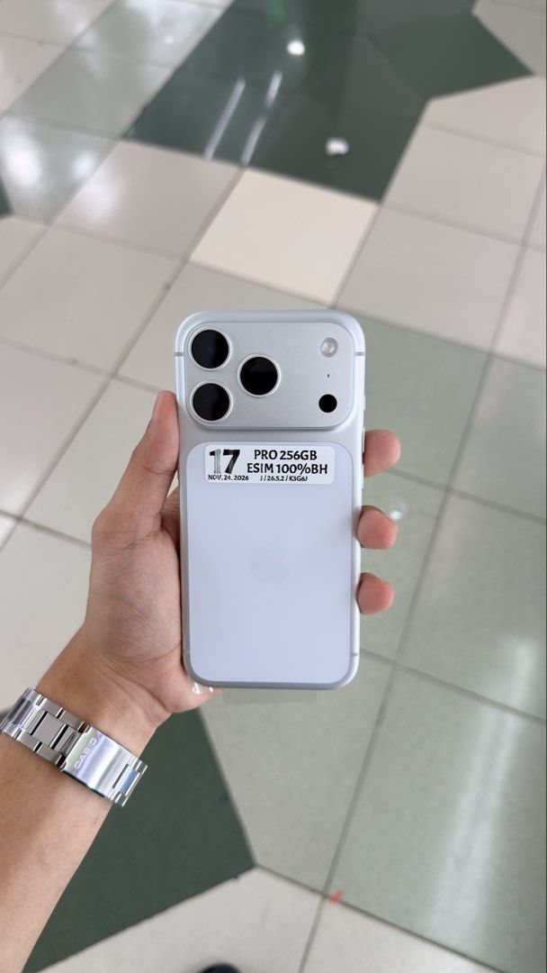 iPhone 17 Pro Silver 256gb eSIM FU 100% BH (Category: iPhone 17 Series) located in Manila. Submitted by carimgadgets (Listing ID 1455995454, Image 1). Description: .