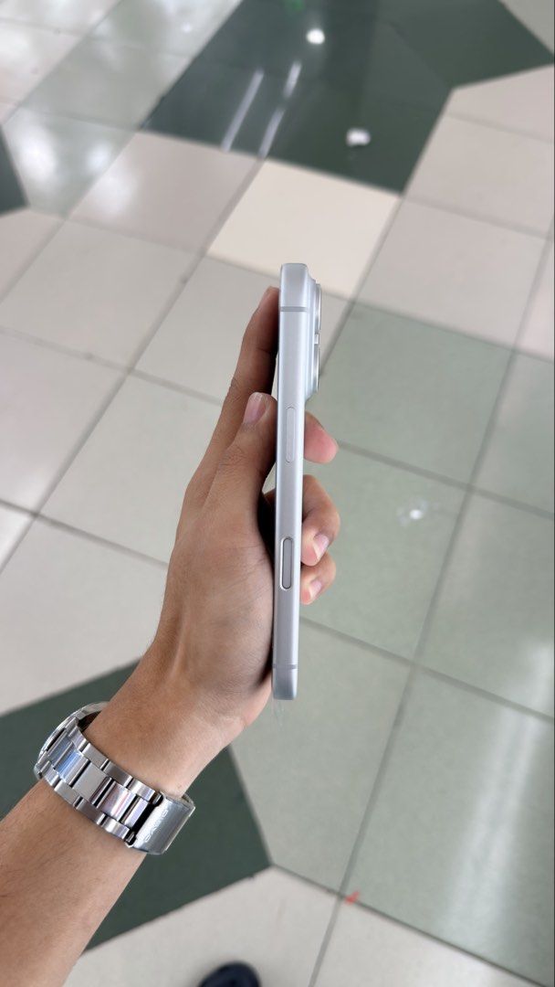 iPhone 17 Pro Silver 256gb eSIM FU 100% BH (Category: iPhone 17 Series) located in Manila. Submitted by carimgadgets (Listing ID 1455995454, Image 2). Description: .