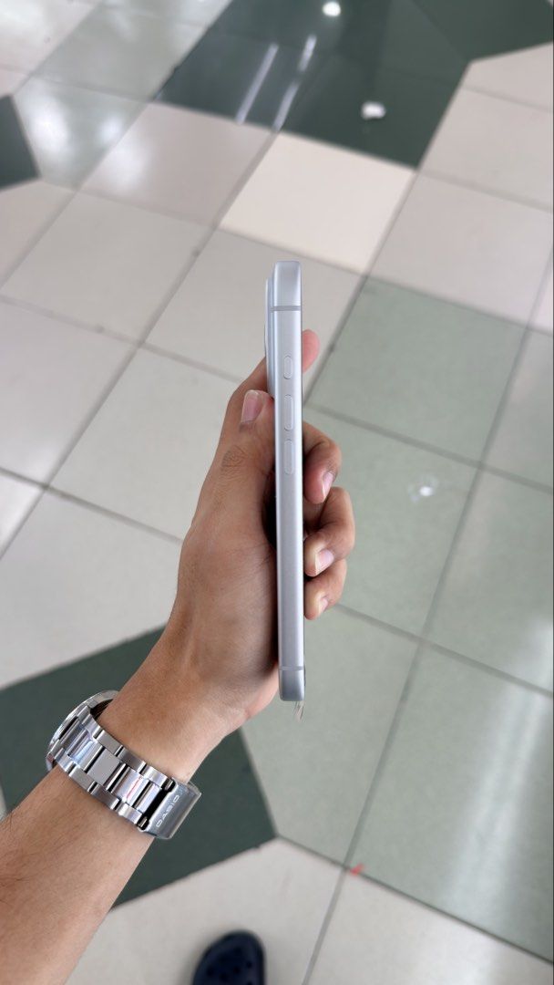 iPhone 17 Pro Silver 256gb eSIM FU 100% BH (Category: iPhone 17 Series) located in Manila. Submitted by carimgadgets (Listing ID 1455995454, Image 3). Description: .