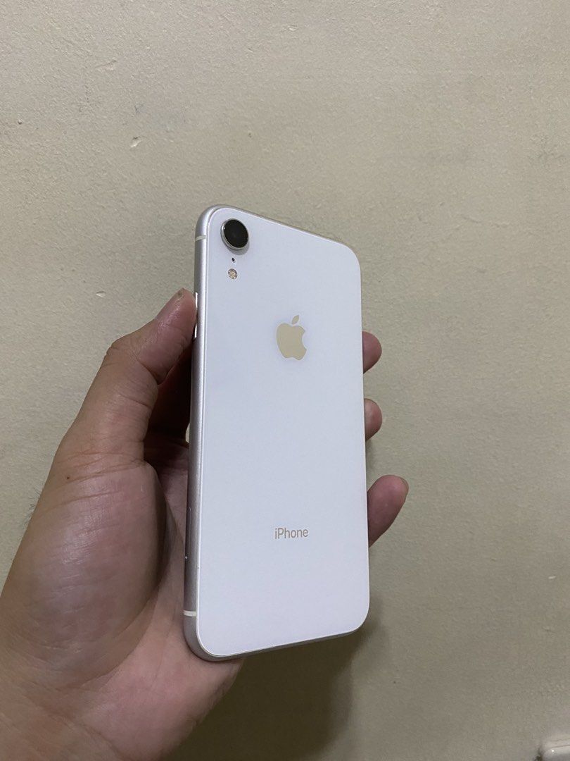 iPhone Xr 256gb (Category: iPhone X Series) located in Manila. Submitted by rhysapollo38380 (Listing ID 1455939330, Image 3). Description: iPhone Xr 256gb openline no sim restirctions All working no history of repair super kunat battery No issues sa cam Issue gasgas and pain chips na natatakpan ng case kaya no worries na. Unit comes with ceramic tg, case, cord. East Rembo/pateros/bgc/marketmarket/buting.