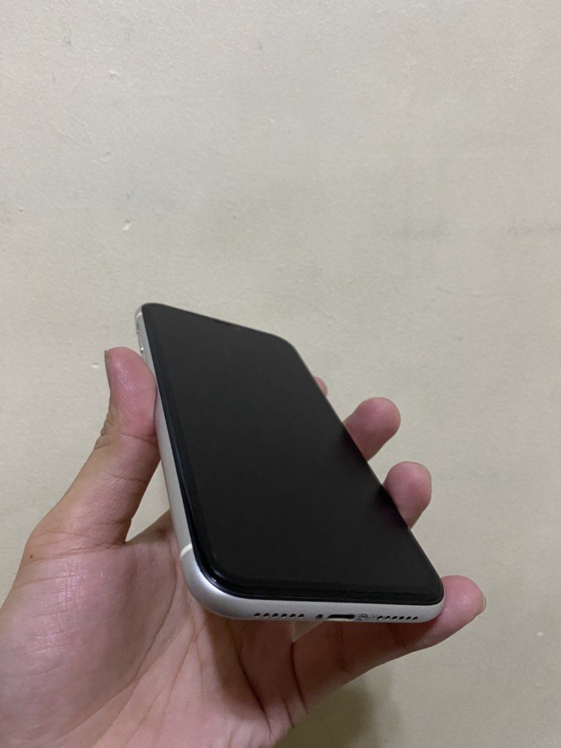 iPhone Xr 256gb (Category: iPhone X Series) located in Manila. Submitted by rhysapollo38380 (Listing ID 1455939330, Image 2). Description: iPhone Xr 256gb openline no sim restirctions All working no history of repair super kunat battery No issues sa cam Issue gasgas and pain chips na natatakpan ng case kaya no worries na. Unit comes with ceramic tg, case, cord. East Rembo/pateros/bgc/marketmarket/buting.