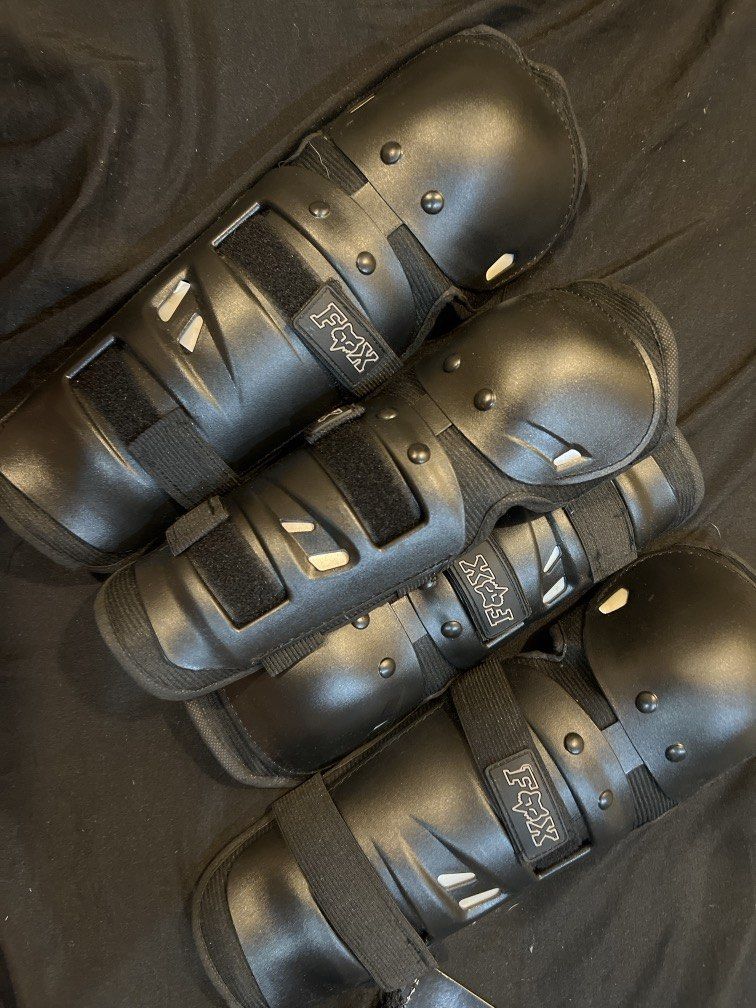 KNEE SUPPORT KNEE SHIN GUARDS FOX STANDARD ORIGINAL (Category: Activewear) located in Quezon City. Submitted by y.liongson (Listing ID 1455879117, Image 2). Description: KNEE SHIN GUARDS Authenthic .