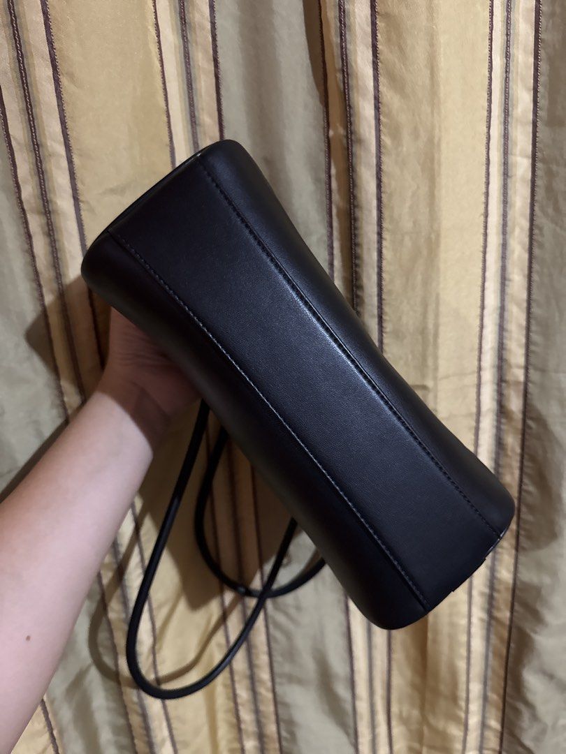 Lacoste H Shoulder Bag (Category: Shoulder Bags) located in Los Banos. Submitted by declutterbycee (Listing ID 1456021097, Image 3). Description: .