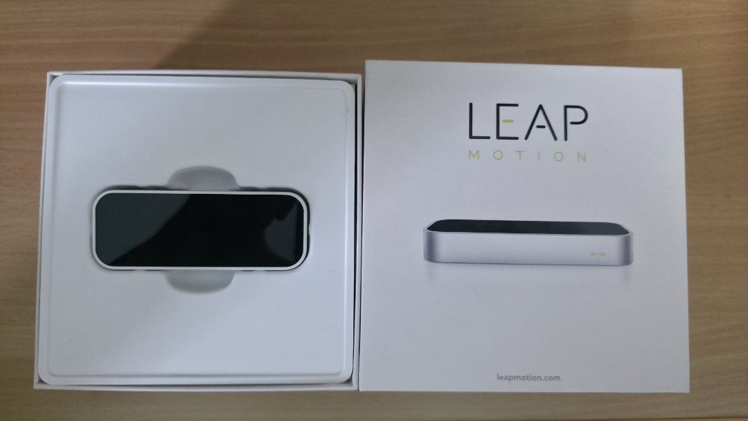 Leap Motion Controller (Category: Other Accessories) located in Singapore. Submitted by danielilllili (Listing ID 1455906712, Image 2). Description: A small USB device with big tracking power can be placed on the desktop or mounted on the forehead. Flexible and fast gesture capture for forearms, hands and fingers. Features: Affordable price and portable size Plug-and-play via a USB port Desktop and head mount modes for different usage scenarios A