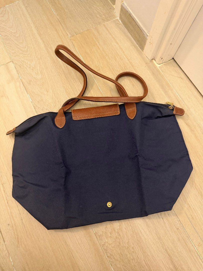 long champ shoulder bag （分類：手袋及銀包）位於 Hong Kong。 由 muichub 提交（商品編號 1455978191，圖片 3）。簡介： 藍色 80%new - $300 紅色 全新 - $600 。