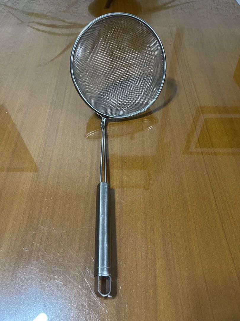 Long Handle Stainless Steel Strainer 38cm (Category: Cookware & Accessories) located in Quezon City. Submitted by doublelkitchenware (Listing ID 1455966291, Image 3). Description: Long handle Stainless Steel Strainer Korea Source 38cm long Makapal and mabigat Minimal sign of usage, medyo nadeform with dent Pick up or shipping via lalamove Provincial j&t🚚 Novaliches Qc .