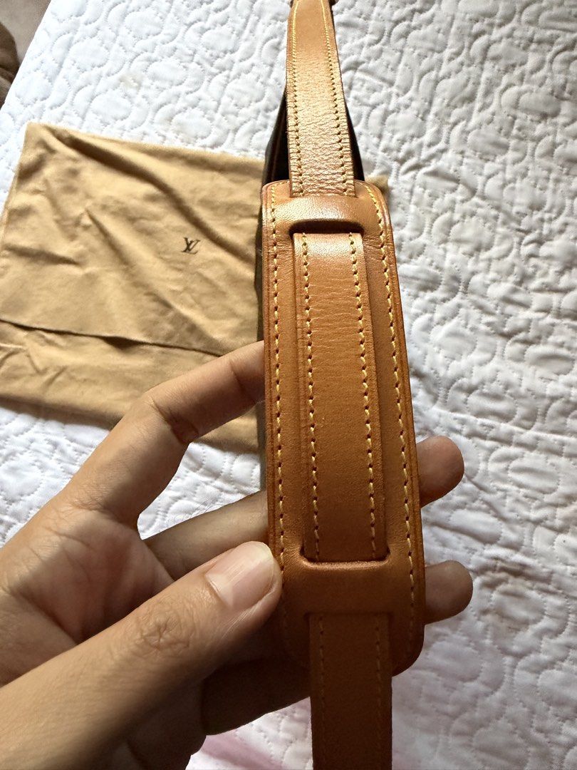 Louis Vuitton Monogram Boulogne GM Bag (Category: Luxury Bags & Wallets) located in Las Pinas. Submitted by jonnnnnnnn (Listing ID 1455988901, Image 3). Description: - Classic Louis Vuitton shoulder bag - Monogram canvas/ No heavy waterwarks - No cracks nor rubs - sticky/peeling inner most pocket - Includes original dust bag - ipad fits.