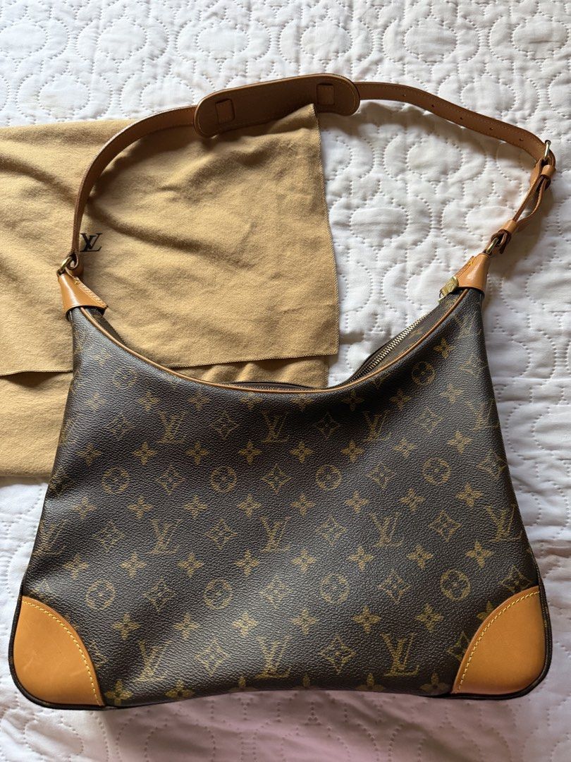Louis Vuitton Monogram Boulogne GM Bag (Category: Luxury Bags & Wallets) located in Las Pinas. Submitted by jonnnnnnnn (Listing ID 1455988901, Image 2). Description: - Classic Louis Vuitton shoulder bag - Monogram canvas/ No heavy waterwarks - No cracks nor rubs - sticky/peeling inner most pocket - Includes original dust bag - ipad fits.