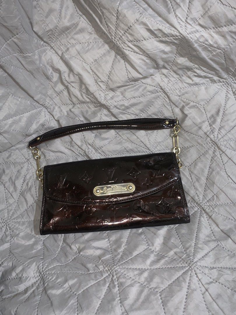 Louise Vuitton Bag (Category: Luxury Bags & Wallets) located in Zamboanga. Submitted by totsthrifted (Listing ID 1456047300, Image 1). Description: Good condition Issue nasa last 2 pic 9.5/10 Pm📩 1k or best offer.