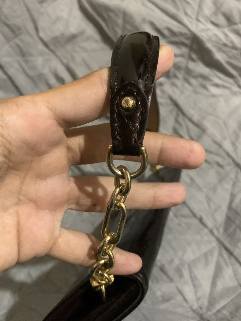 Louise Vuitton Bag (Category: Luxury Bags & Wallets) located in Zamboanga. Submitted by totsthrifted (Listing ID 1456047300, Image 3). Description: Good condition Issue nasa last 2 pic 9.5/10 Pm📩 1k or best offer.