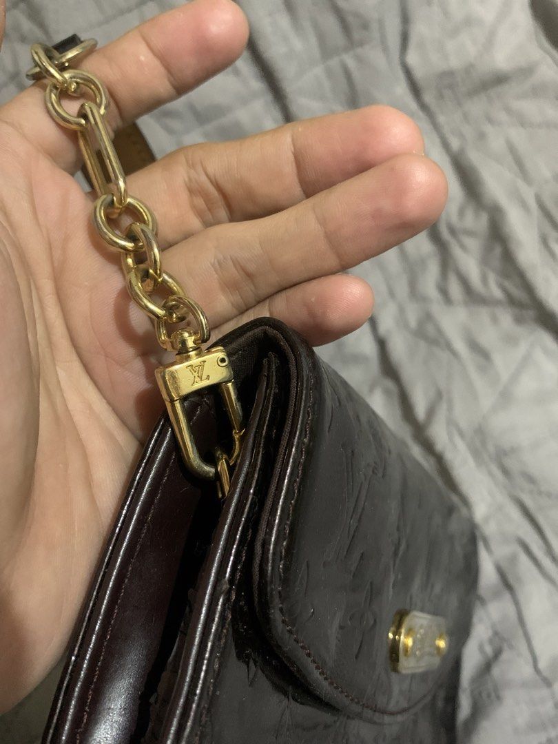 Louise Vuitton Bag (Category: Luxury Bags & Wallets) located in Zamboanga. Submitted by totsthrifted (Listing ID 1456047300, Image 2). Description: Good condition Issue nasa last 2 pic 9.5/10 Pm📩 1k or best offer.