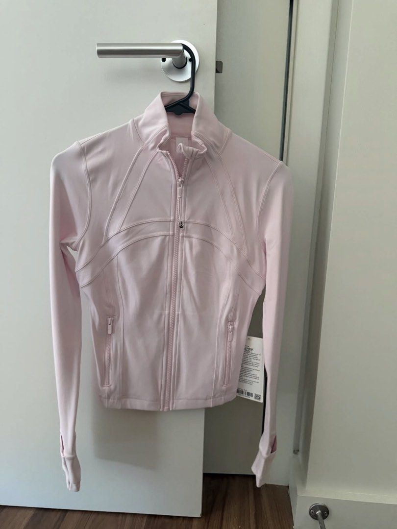 Lululemon defined jacket (Kategori: Baju Olahraga) berada di Surabaya. Dikirim oleh jeje._.preloved (ID iklan 1455925708, Gambar 1). Deskripsi: Beli di 2.4 jt.