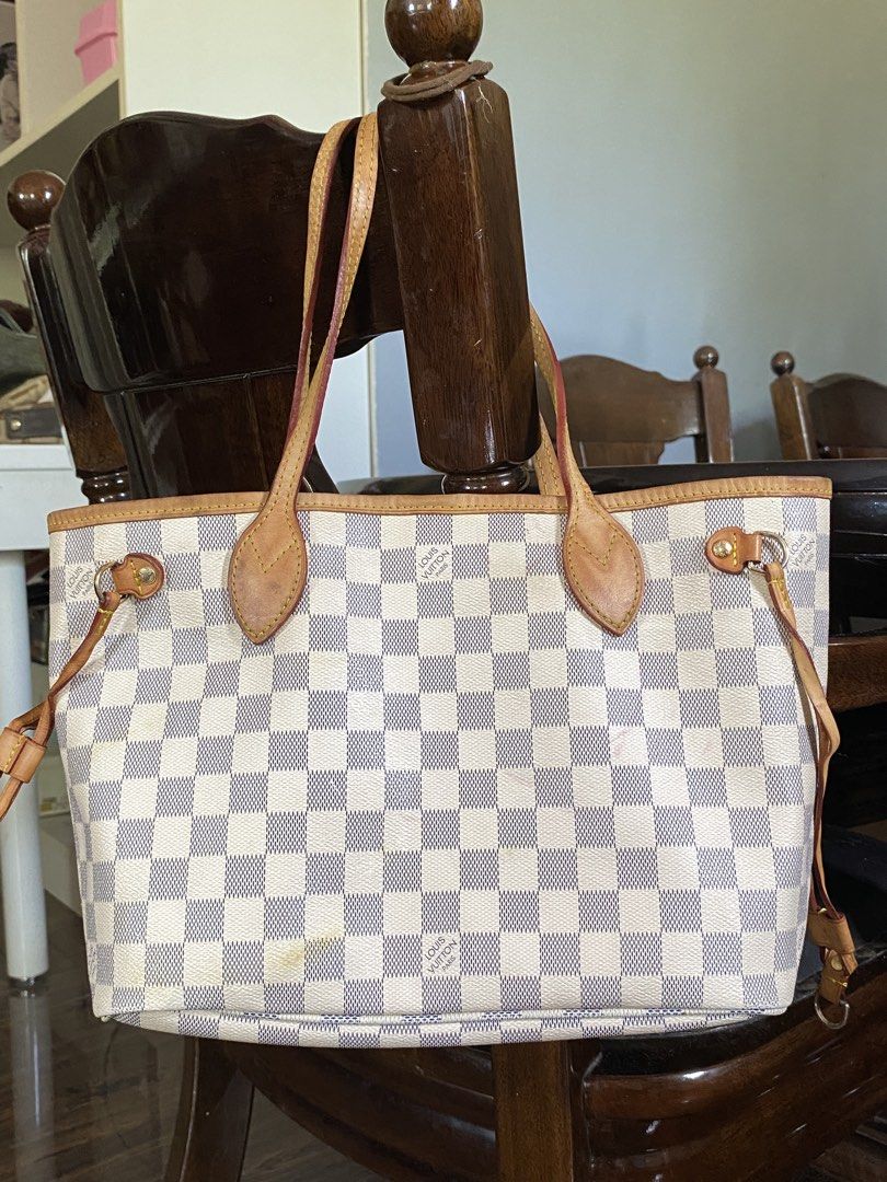 Lv neverful small (Category: Luxury Bags & Wallets) located in Tagum. Submitted by amarasluxbag (Listing ID 1455889357, Image 1). Description: With flaws ,may nag dark na vachetta at stain sa body Bawal to sa maselan Super tibay pa nmn .
