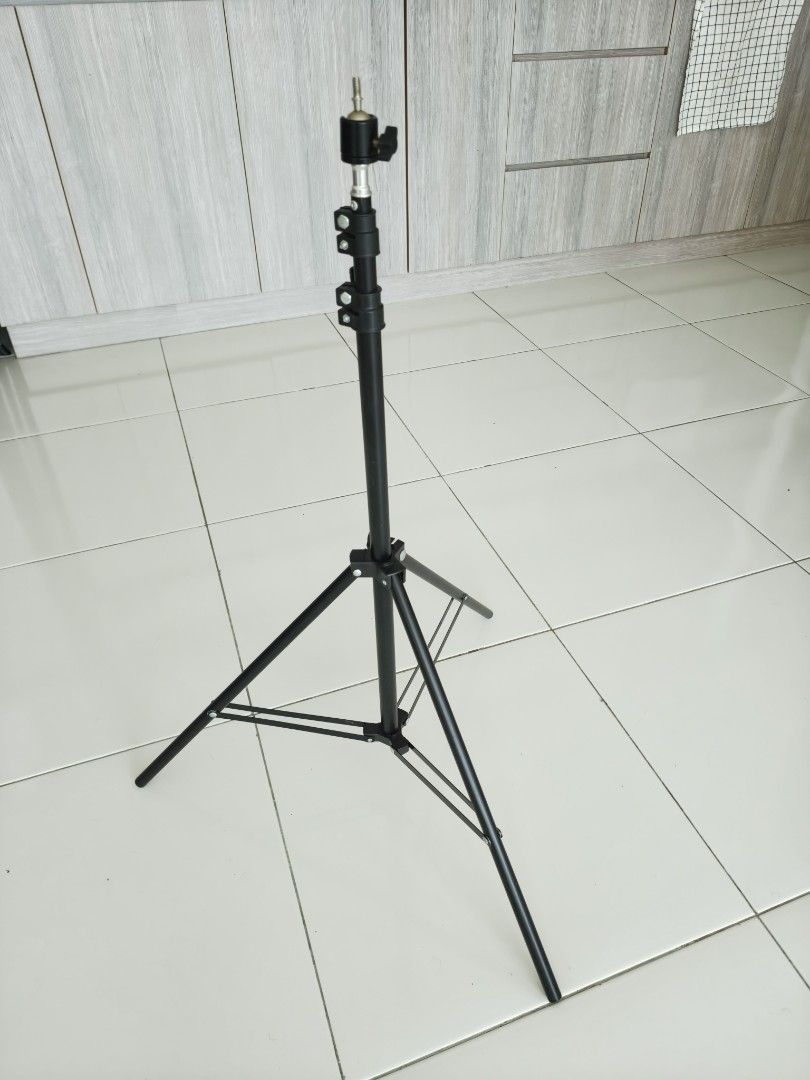 Medium ring light (Category: Lighting & Studio Equipment) located in Singapore. Submitted by munsterusa (Listing ID 1455893699, Image 2). Description: Medium size ring light. USB powered, step dimmer and 3 tones. Comes with tall light stand. Prefer to sell as set..