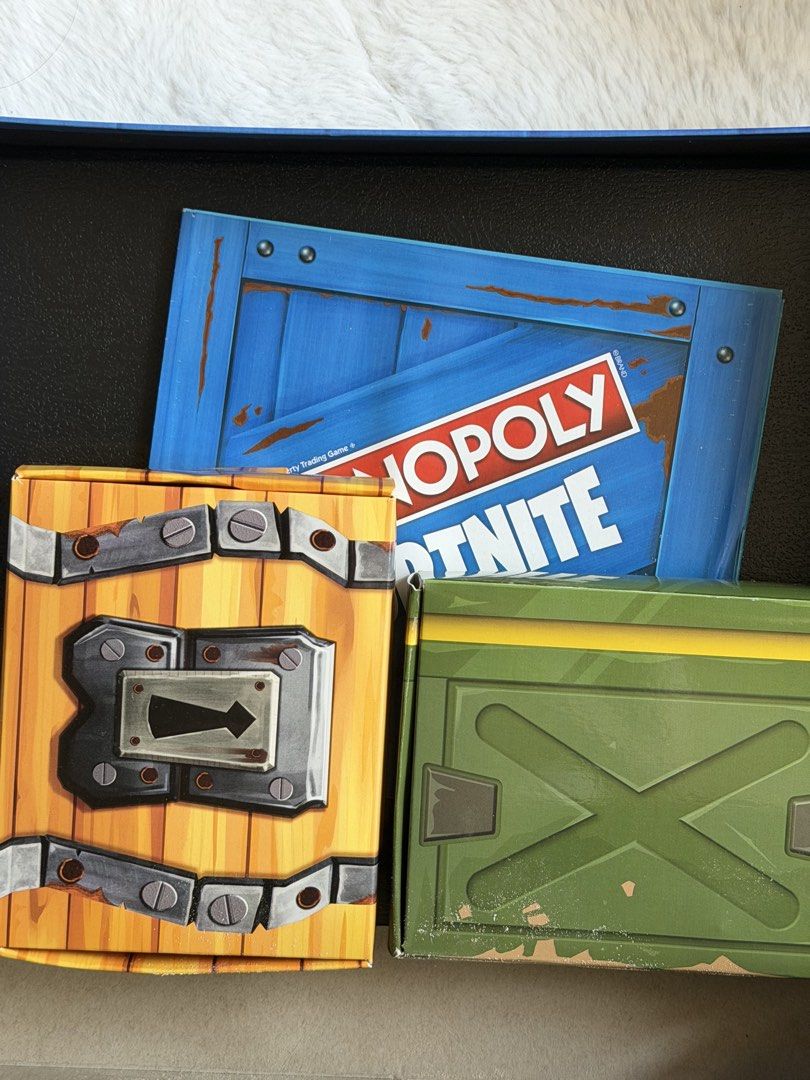 Monopoly Fortnite Collector's Edition Board Game （分類：桌遊及拼圖）位於 Hong Kong。 由 coffeekitten 提交（商品編號 1455909723，圖片 2）。簡介： Monopoly Fortnite Collector's Edition board game. Includes code for in-game Back Bling. Fun for fans of both Monopoly and Fortnite. Great for game nights.。