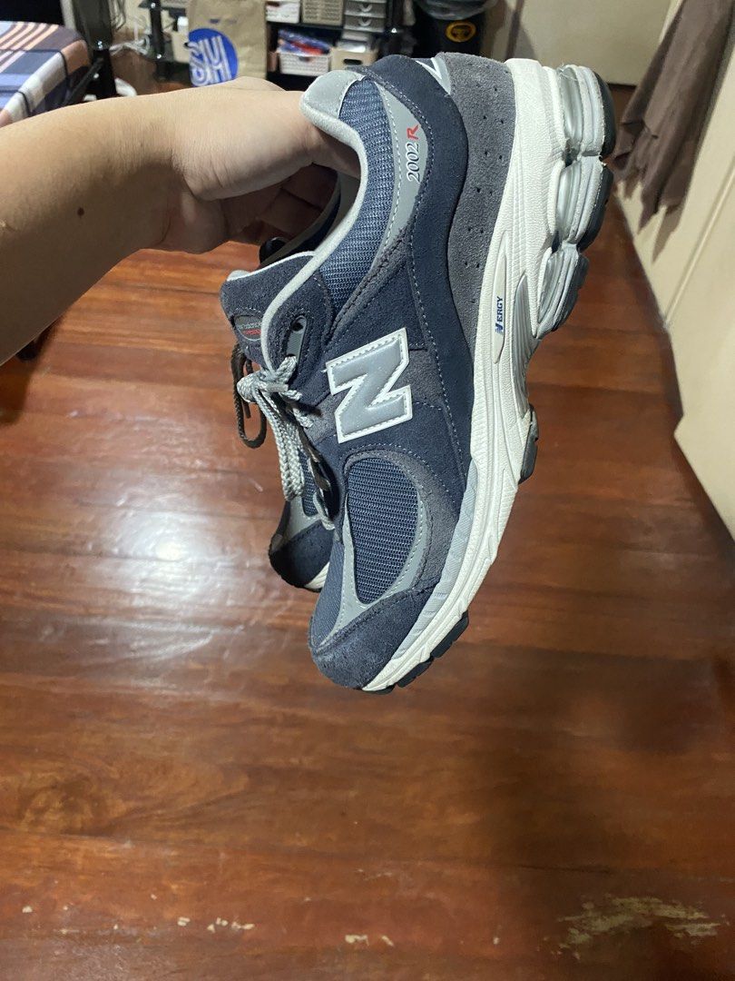 NEW BALANCE 2002r (Category: Sneakers) located in Paranaque City. Submitted by labardss (Listing ID 1456054237, Image 3). Description: well used bought it at Rockwell Powerplant has box issue - part of the outsole fell off (common issue of 2002r).