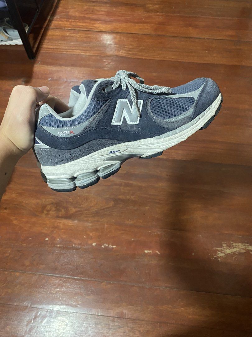 NEW BALANCE 2002r (Category: Sneakers) located in Paranaque City. Submitted by labardss (Listing ID 1456054237, Image 1). Description: well used bought it at Rockwell Powerplant has box issue - part of the outsole fell off (common issue of 2002r).